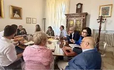 Il doppio binario di Palazzo di citt&agrave;: indennit&agrave; in salita per la politica, mentre per altri il conto rimane a zero