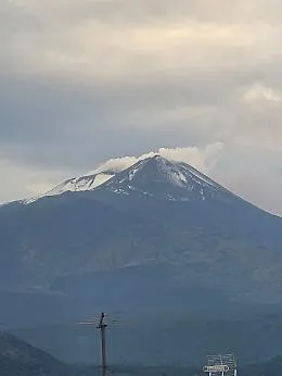 L'Etna si imbianca, ma &egrave; neve o grandine?