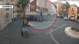 Lite tra vicini finisce nel sangue, 60enne arrestato per tentato omicidio: il video dell'aggressione