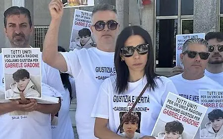 Barrafranca ricorda Gabriele: in oltre 300 al corteo per il quindicenne vittima della strada