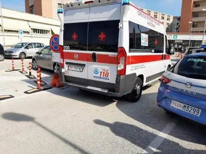 Operatori del "118" aggrediti dall&rsquo;uomo che stavano soccorrendo