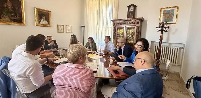 Il doppio binario di Palazzo di citt&agrave;: indennit&agrave; in salita per la politica, mentre per altri il conto rimane a zero
