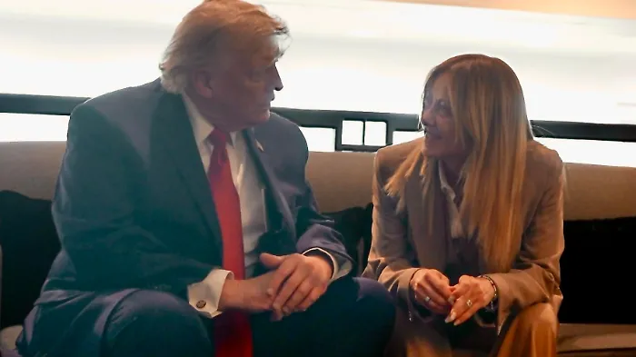Trump torna ad attaccare la premier: &laquo;Meloni mi ha implorato di fare una foto con lei, mi ha fatto pena&raquo;. Bufera politica in Italia