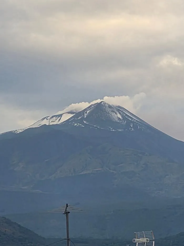 L'Etna si imbianca, ma &egrave; neve o grandine?