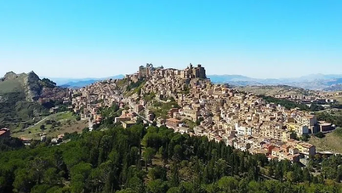 Troina accoglie la Lampada della Pace di Assisi: quattro giorni di dialogo e solidariet&agrave;