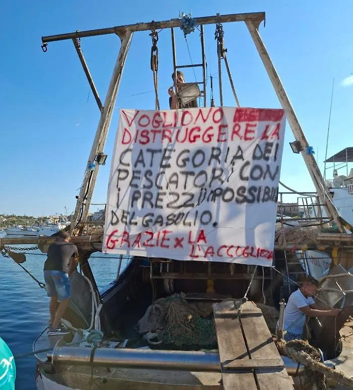 Il pressing della politica sui pescatori siciliani che vogliono bloccare lo Stretto: &laquo;Tentano di dividerci&raquo;