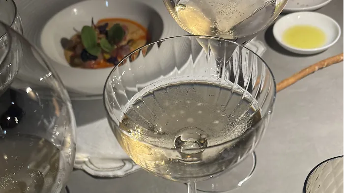 L'amore al tempo dei social e la coppia che non c'&egrave;, la psicologa: &laquo;Nei post due calici per fingere di non essere soli&raquo;