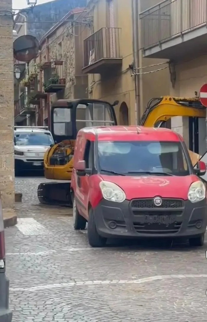 Colpo fallito al bancomat di piazza Cordova: arrivano i carabinieri e i ladri fuggono
