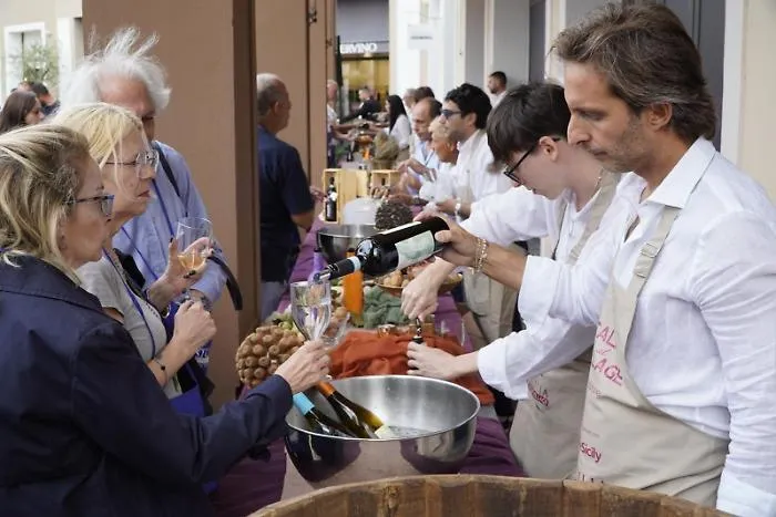 Calici al Village, i bianchi e i rossi siciliani conquistano il pubblico 