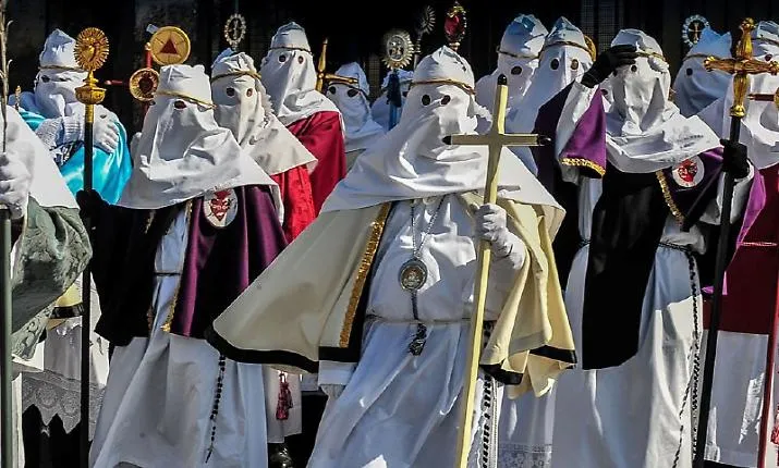 Enna, il mondo delle confraternite si d&agrave; appuntamento qui